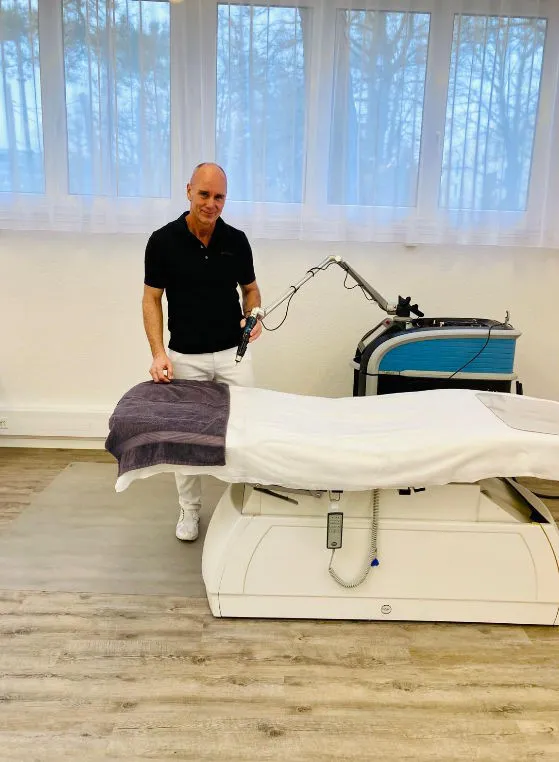 Andreas Baumgärtner, Inhaber der Praxis für Tattooentfernung in Kreuzlingen, mit dem PicoSure-Laser