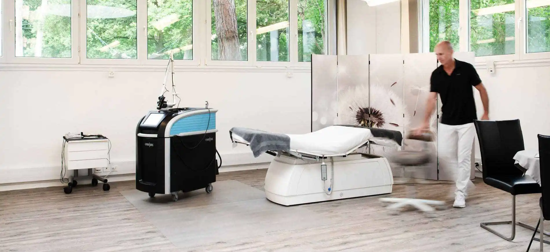 Behandlungsraum in Kreuzlingen mit Liege und PicoSure-Laser